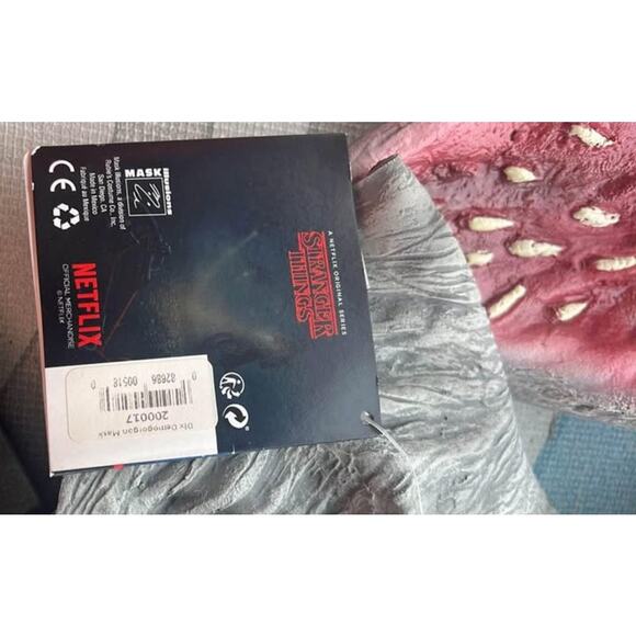NWT Stranger Things Demogorgon Mask Rubie's Costume Co Mask Illusions - Picture 2 of 3